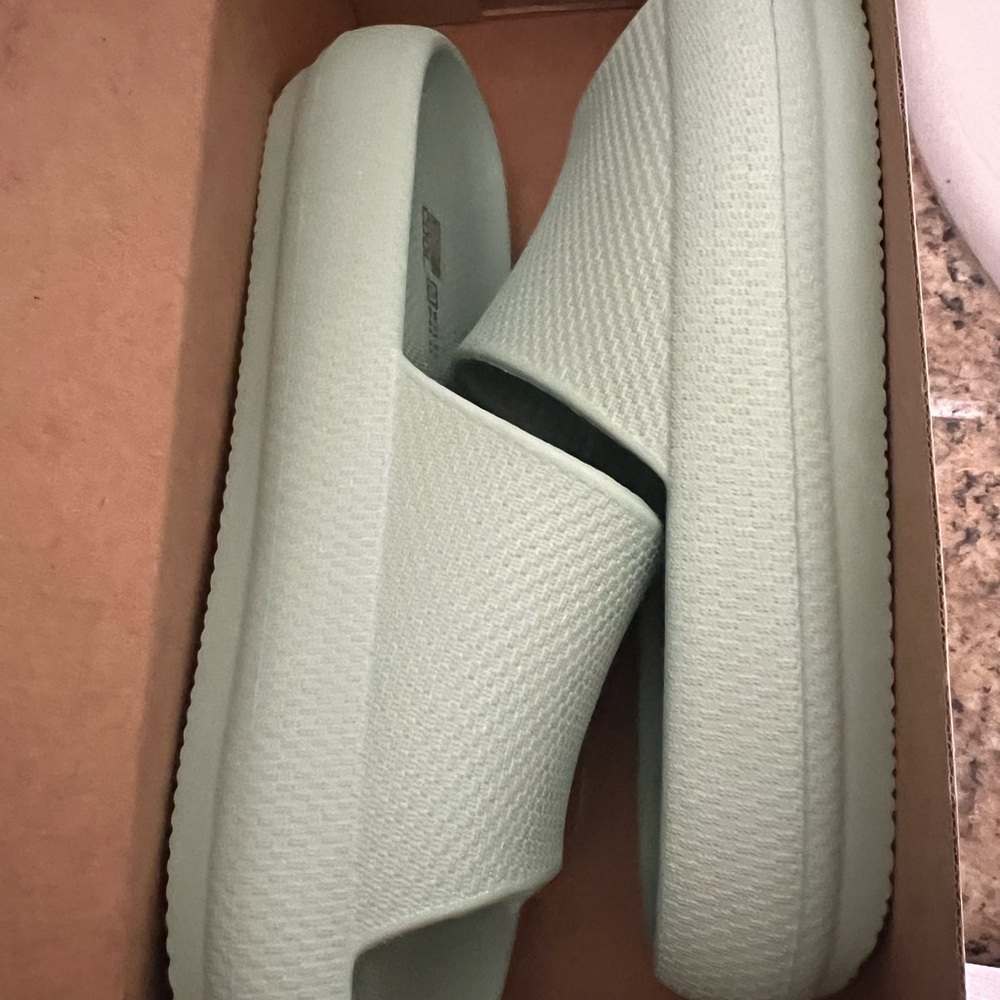 32 Degrees Mint Green Cushion Slides